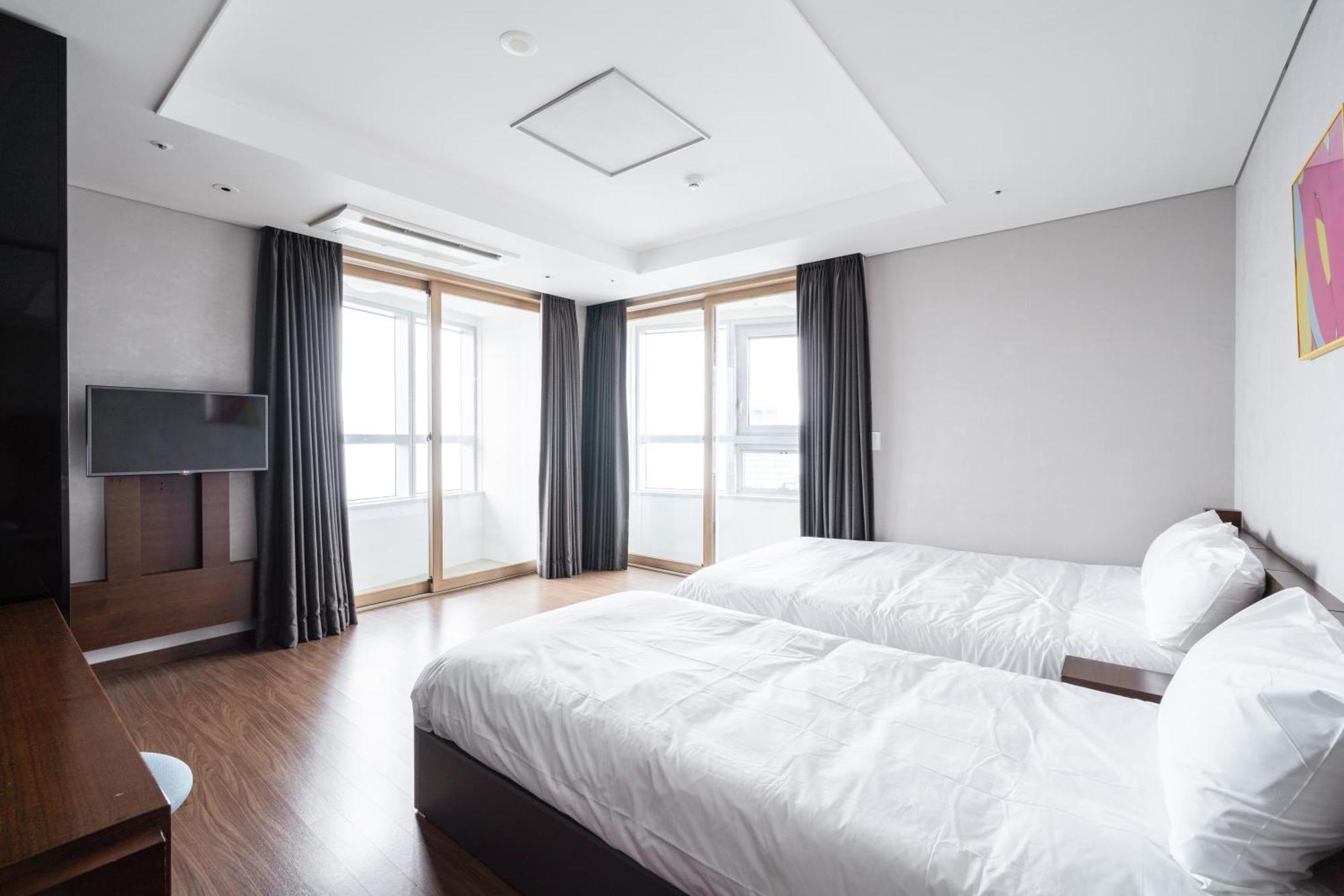 Urbanstay Haeundae Station Пусан Екстер'єр фото