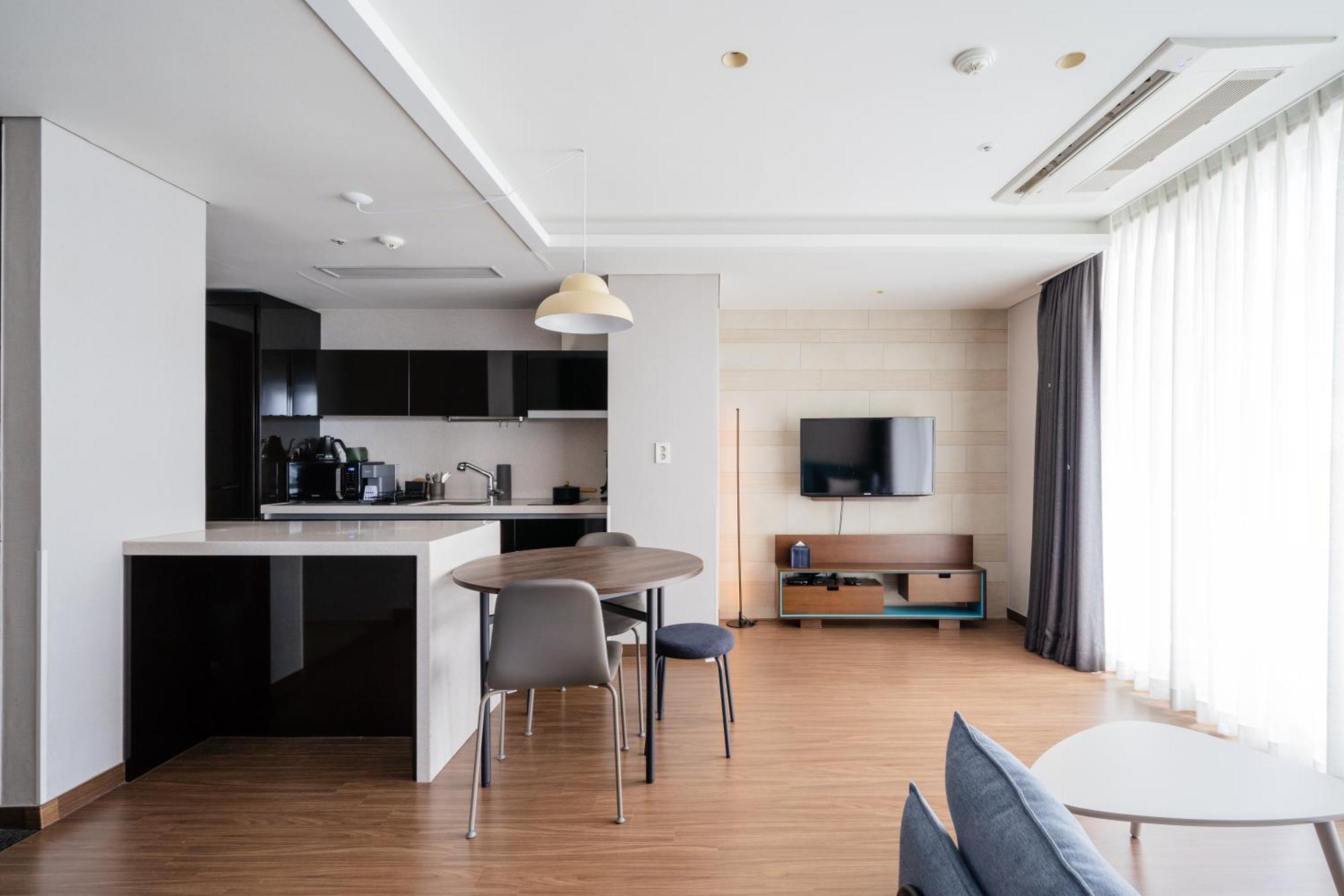 Urbanstay Haeundae Station Пусан Екстер'єр фото