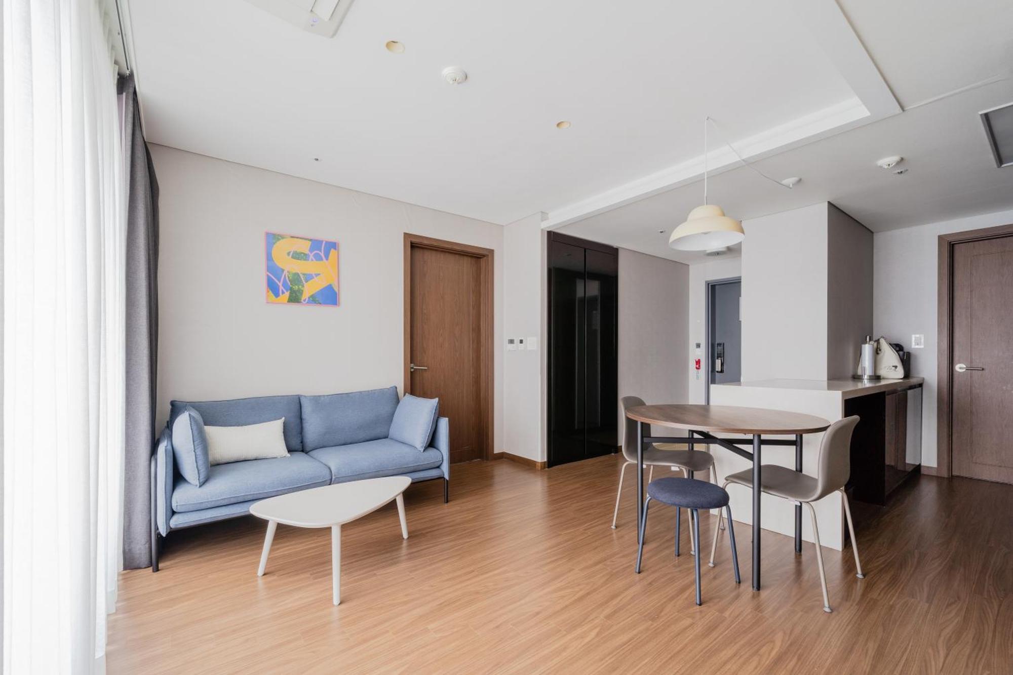 Urbanstay Haeundae Station Пусан Екстер'єр фото