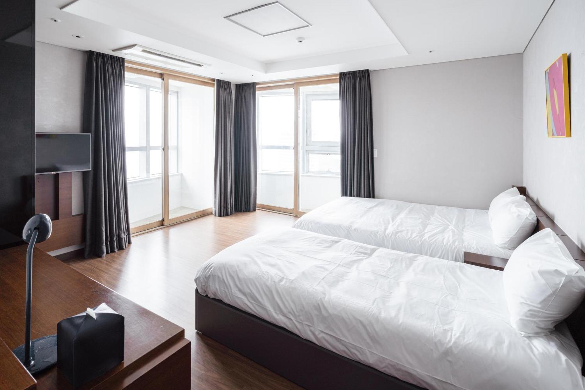Urbanstay Haeundae Station Пусан Екстер'єр фото