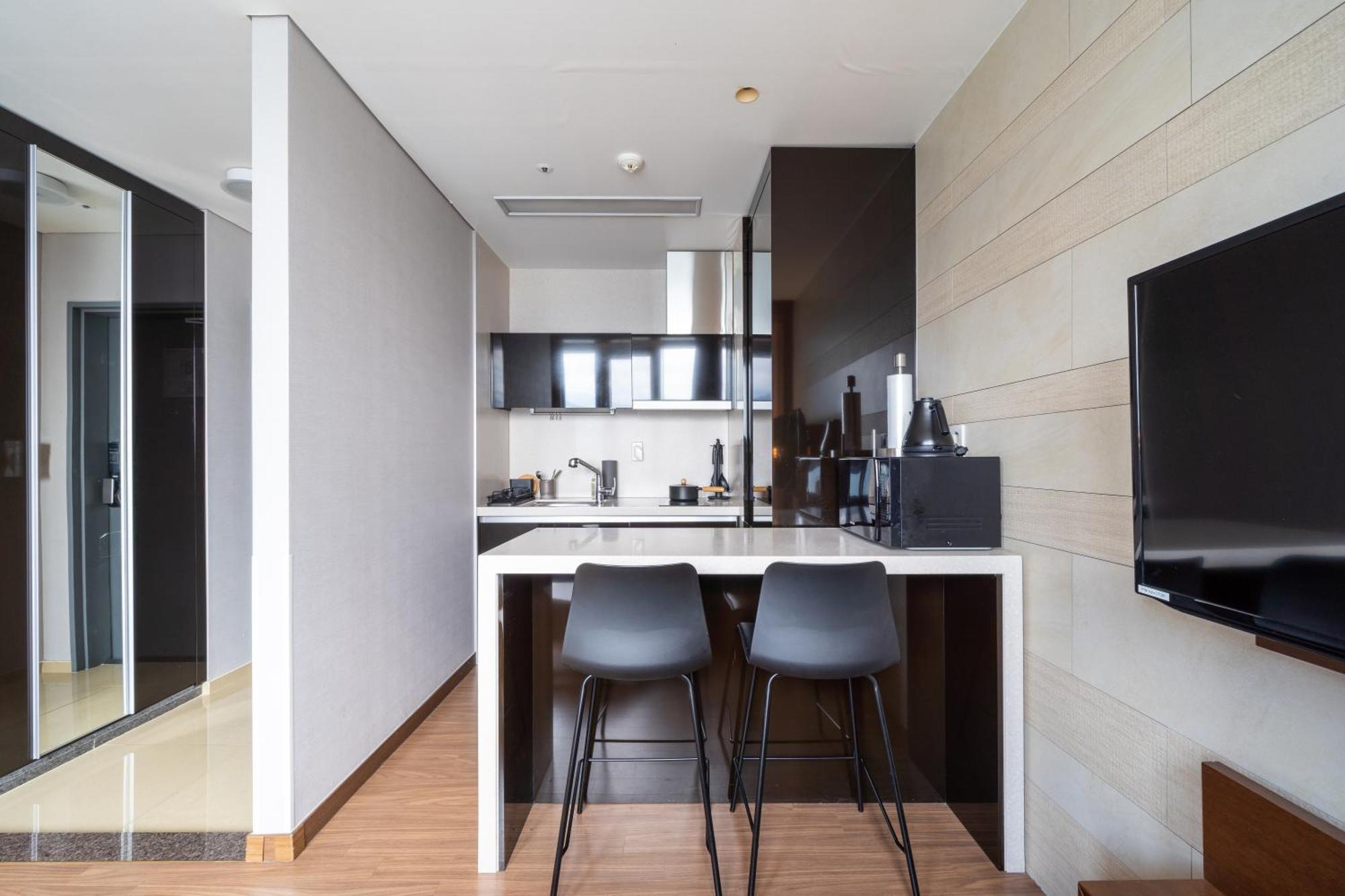 Urbanstay Haeundae Station Пусан Екстер'єр фото