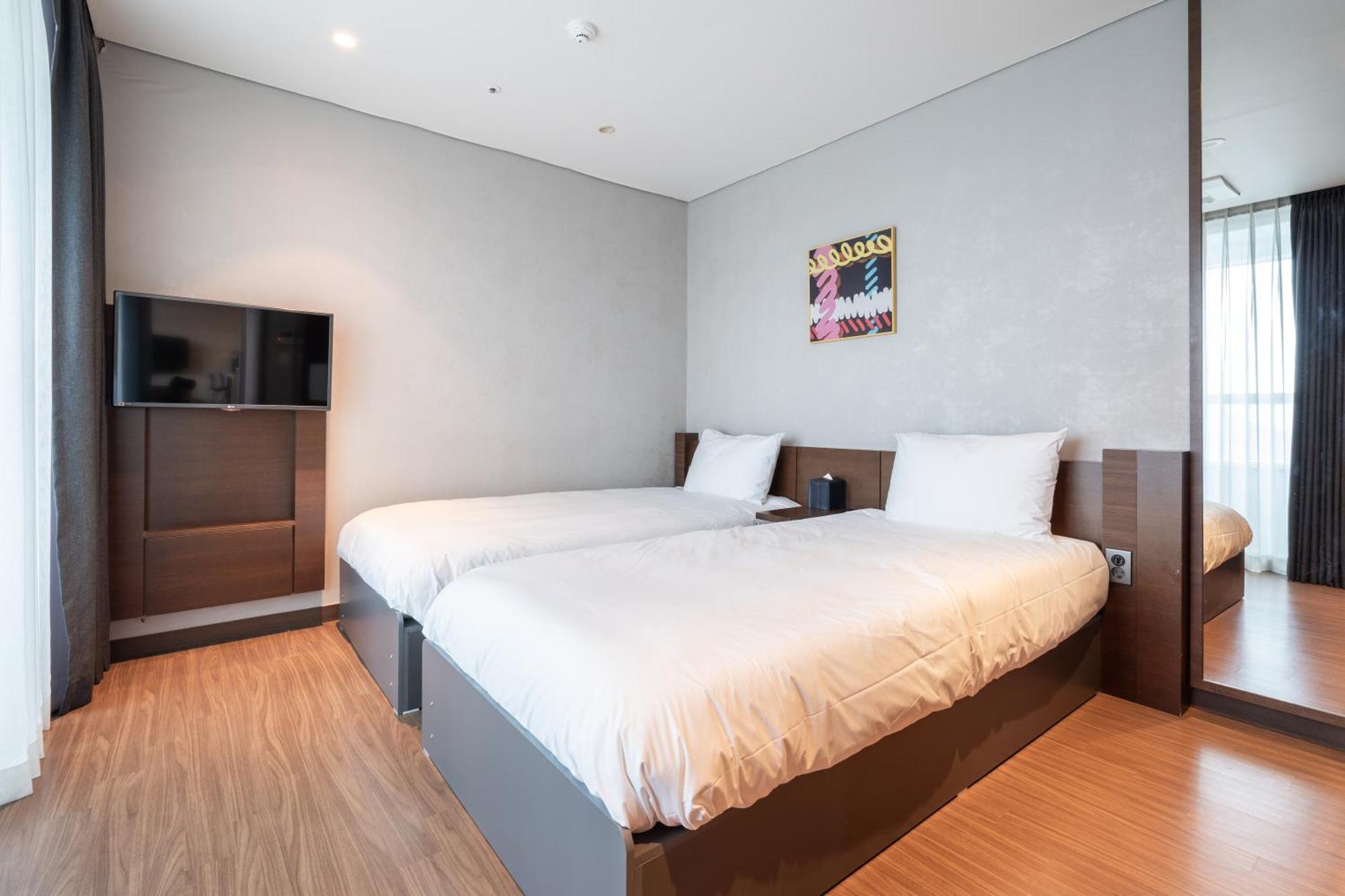 Urbanstay Haeundae Station Пусан Екстер'єр фото