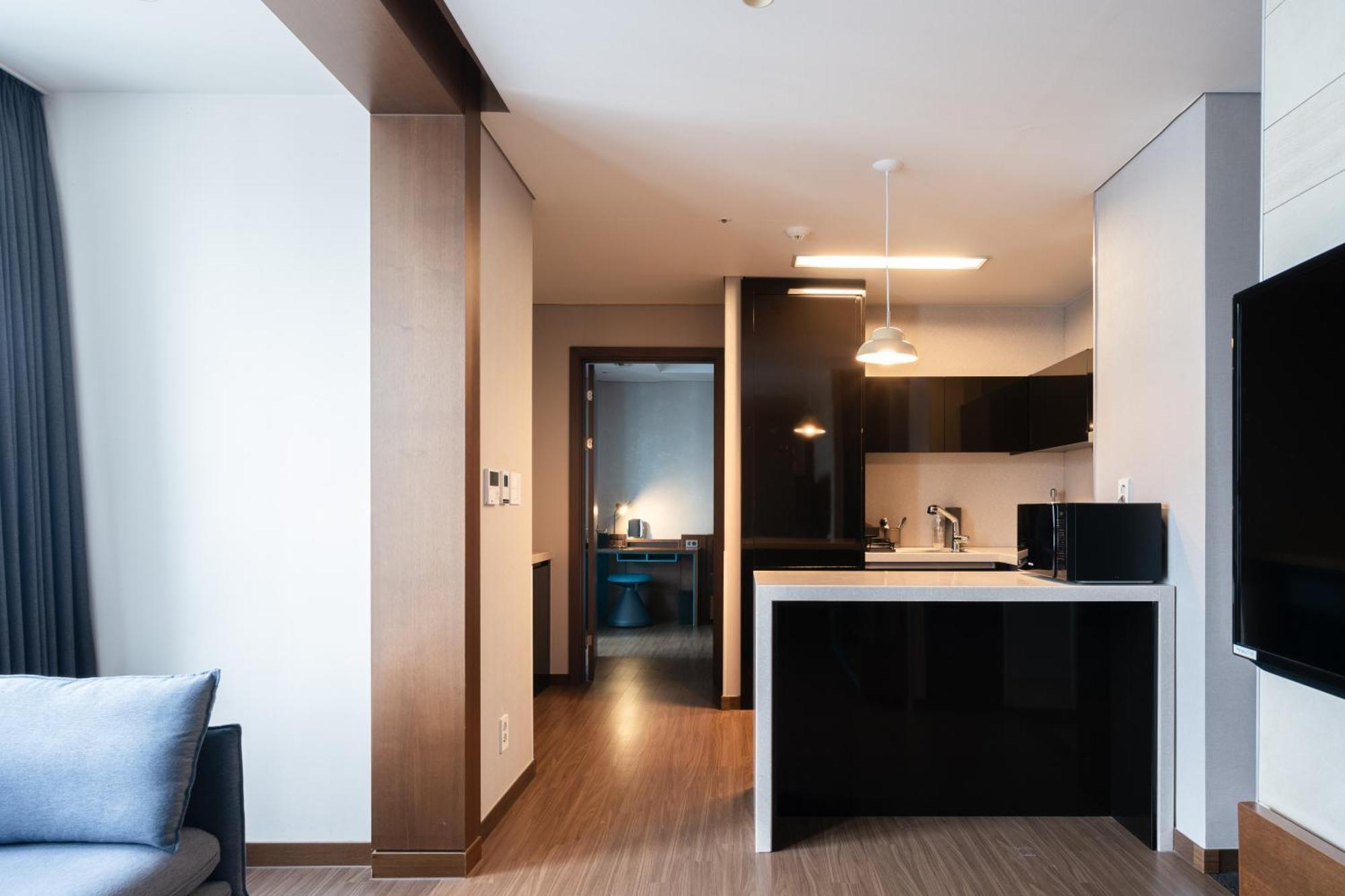 Urbanstay Haeundae Station Пусан Екстер'єр фото
