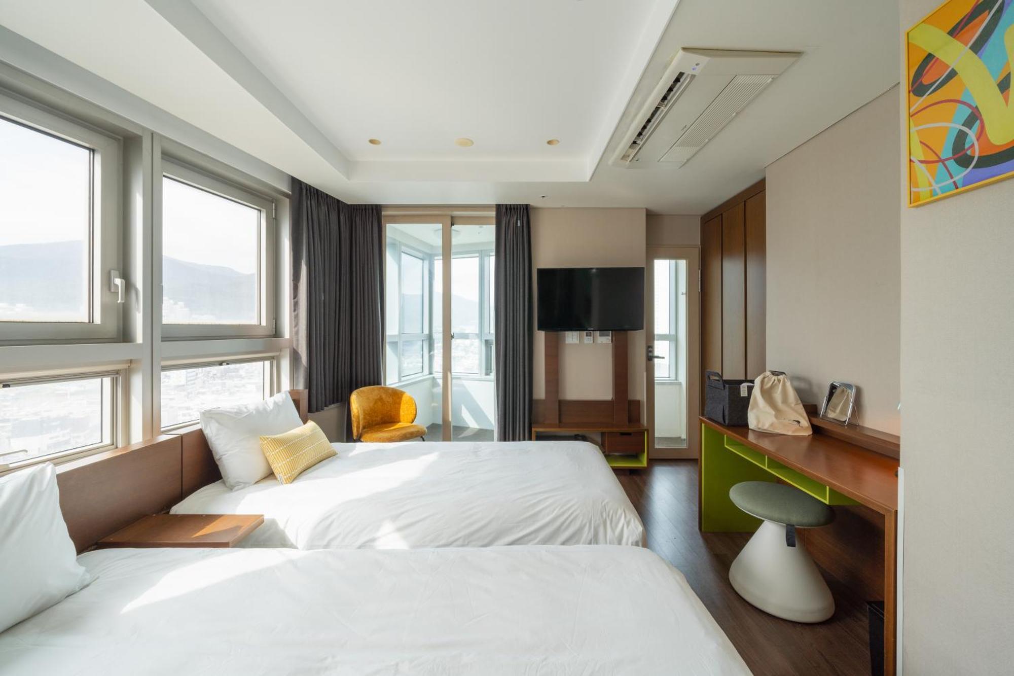 Urbanstay Haeundae Station Пусан Екстер'єр фото