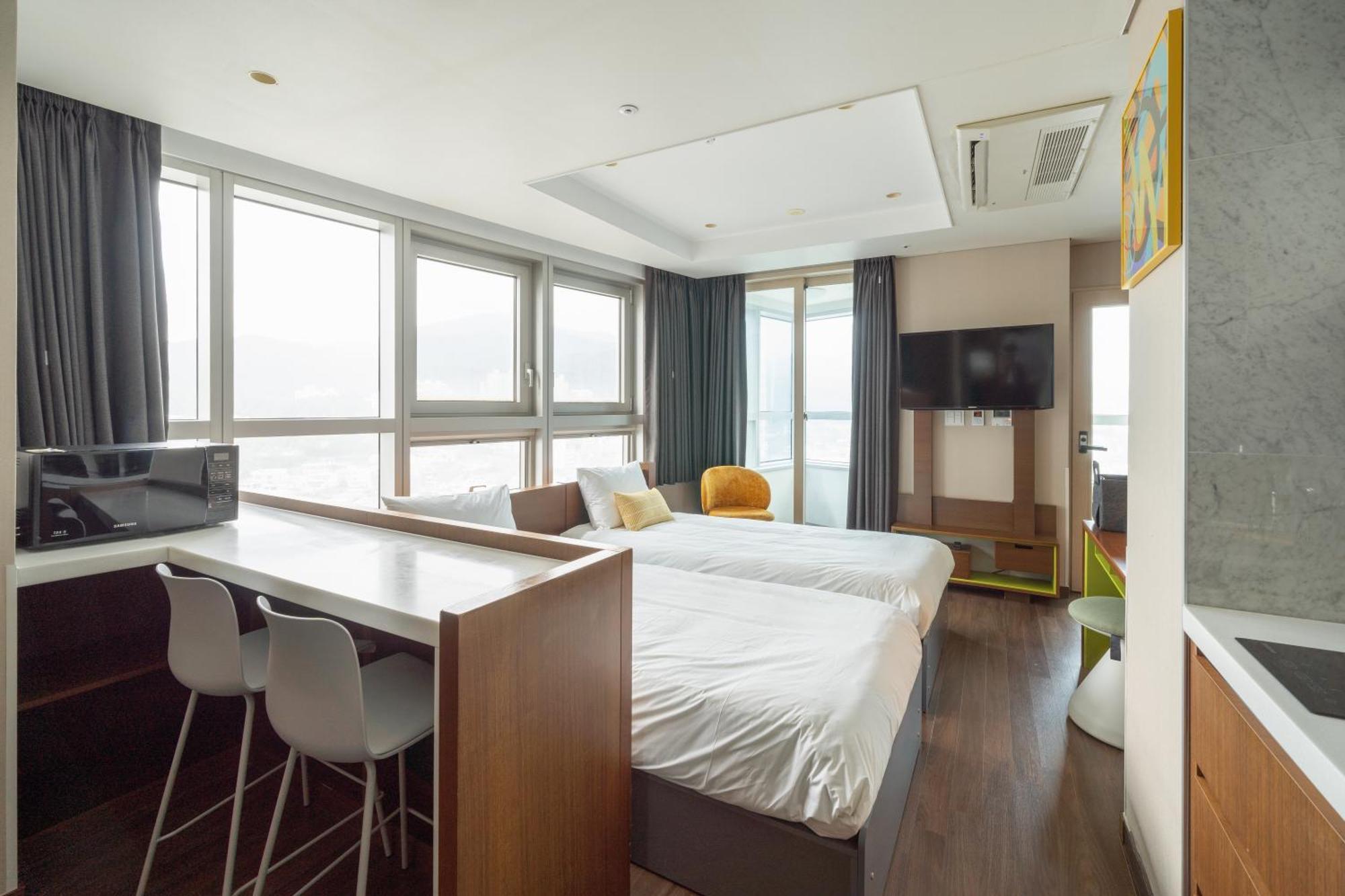 Urbanstay Haeundae Station Пусан Екстер'єр фото