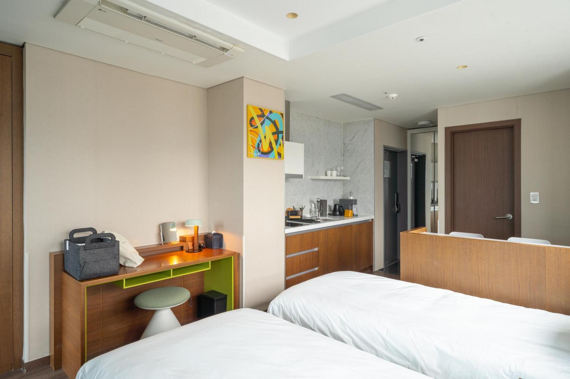 Urbanstay Haeundae Station Пусан Екстер'єр фото