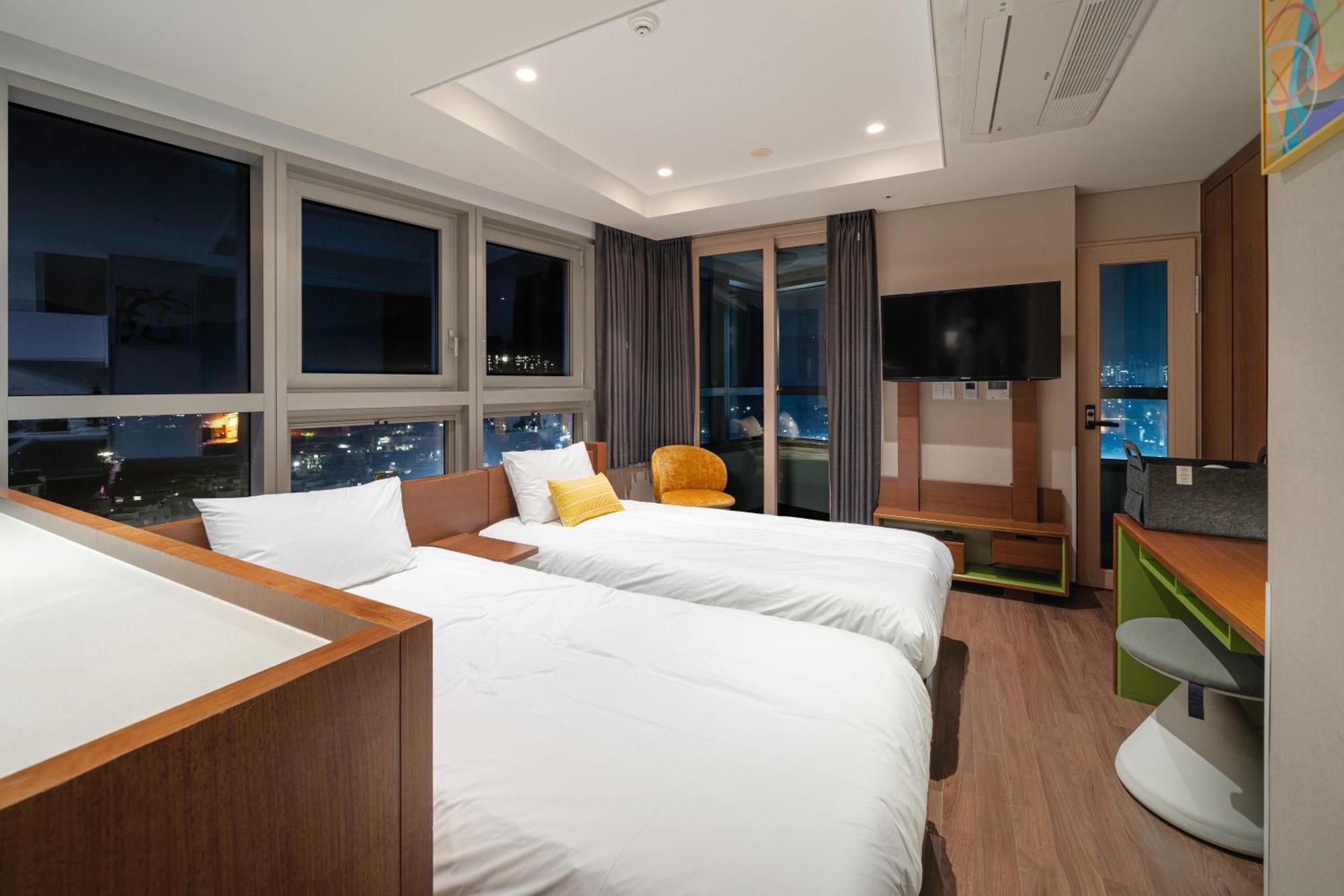Urbanstay Haeundae Station Пусан Екстер'єр фото