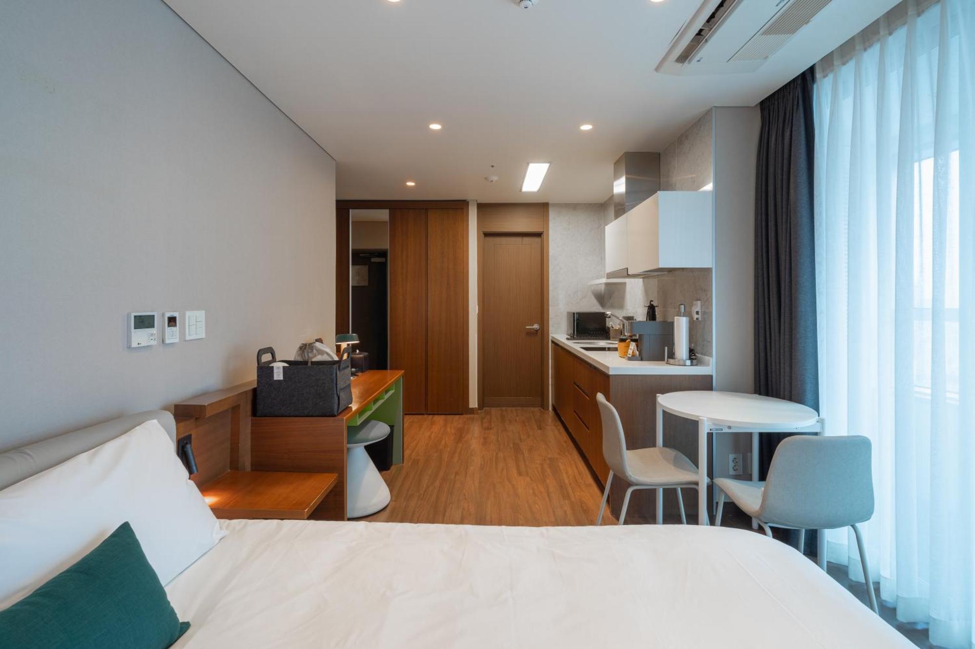Urbanstay Haeundae Station Пусан Екстер'єр фото