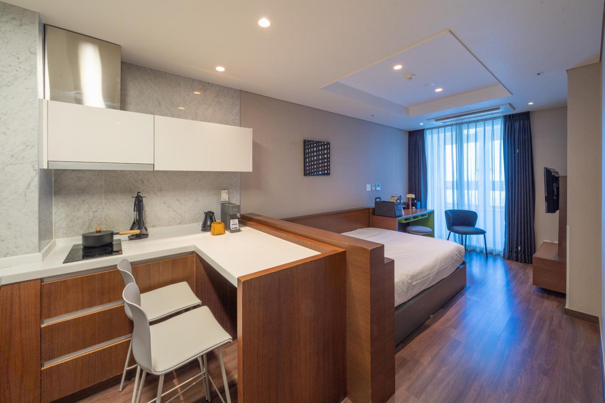 Urbanstay Haeundae Station Пусан Екстер'єр фото