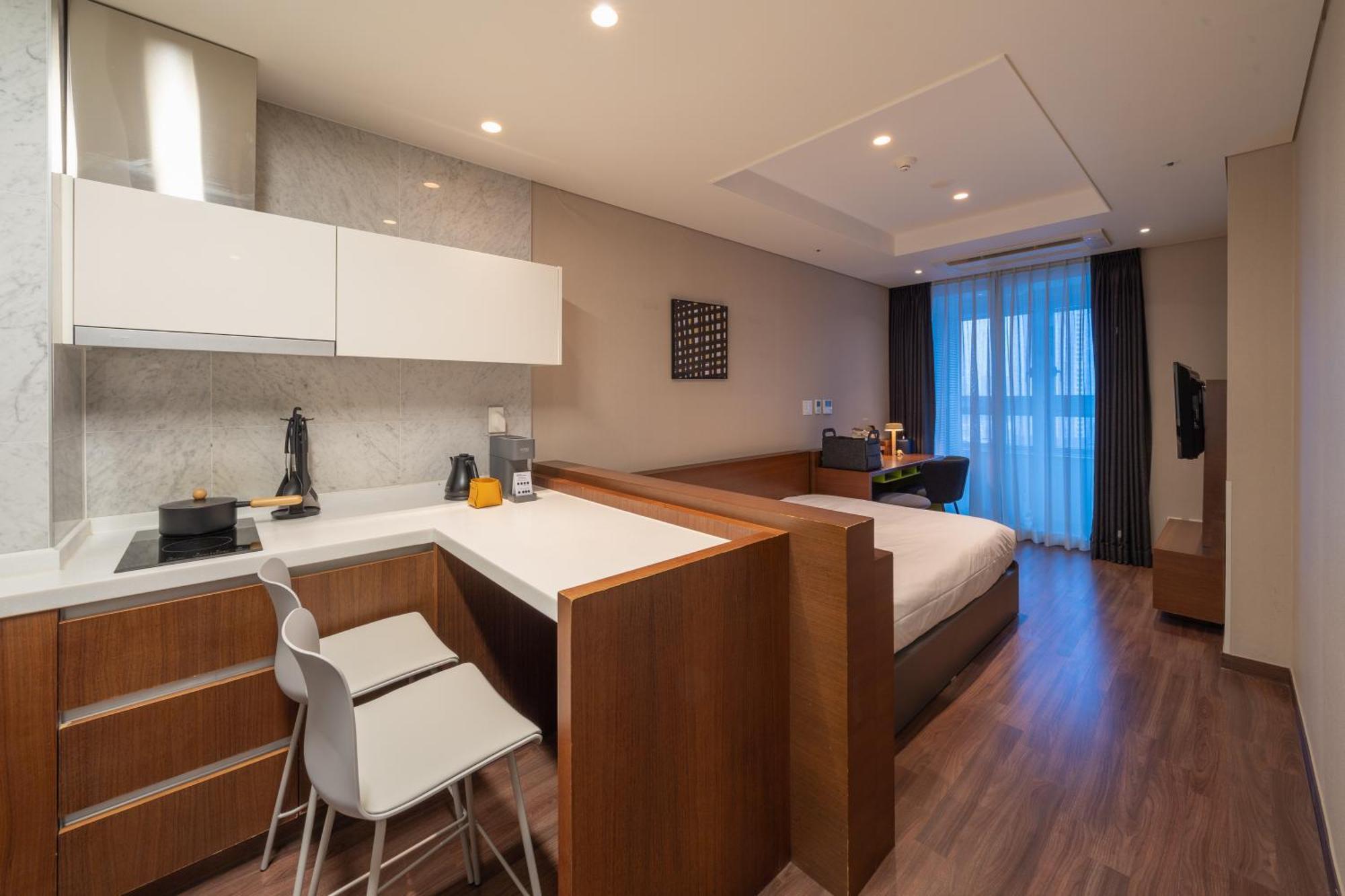 Urbanstay Haeundae Station Пусан Екстер'єр фото