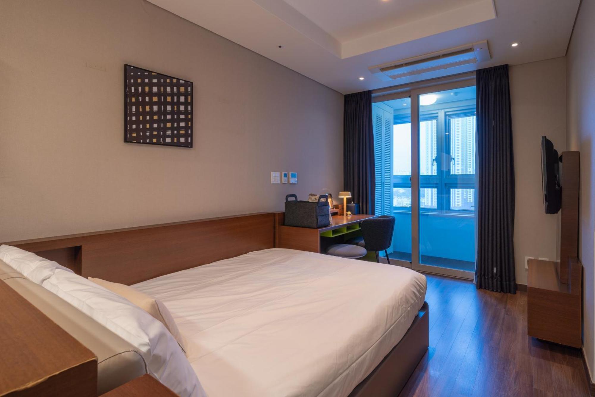 Urbanstay Haeundae Station Пусан Екстер'єр фото