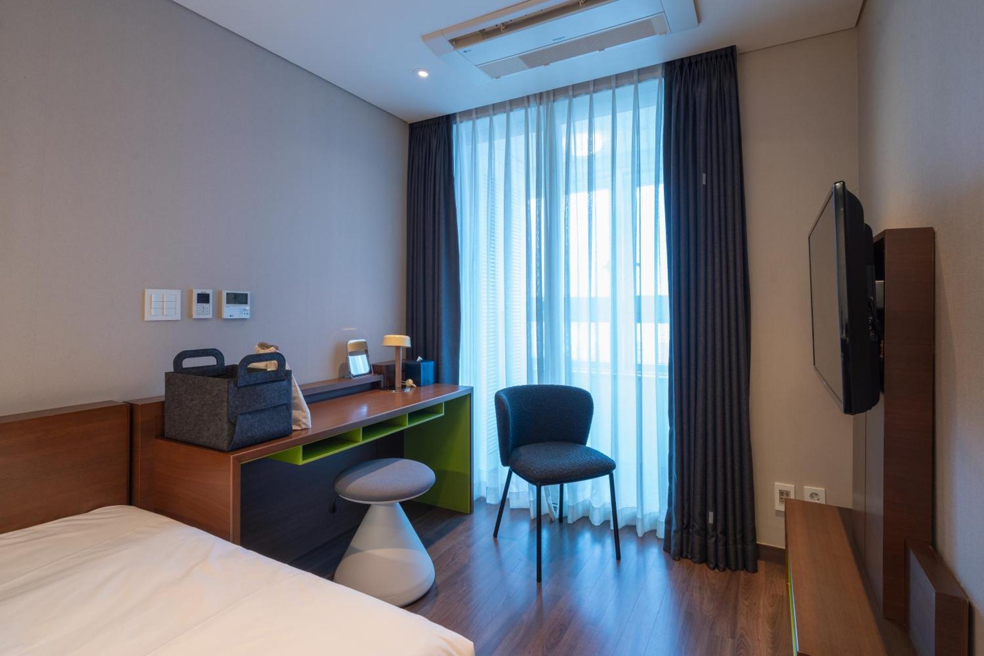 Urbanstay Haeundae Station Пусан Екстер'єр фото